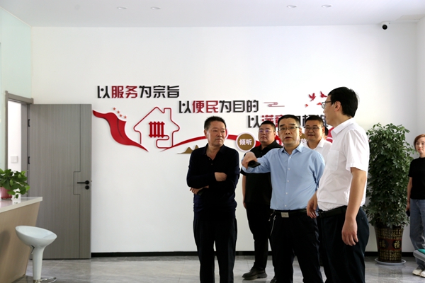 屈永安到興平陜西地礦華興新能源開發(fā)有限公司調研指導工作1.jpg